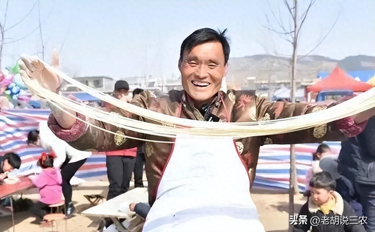 曾因3元拉面走红的拉面哥，如今转型主播带货，现状如何？