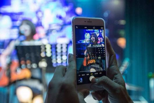 揭秘直播圈那些事儿：大牌主播一场带货几个亿，规模超千亿