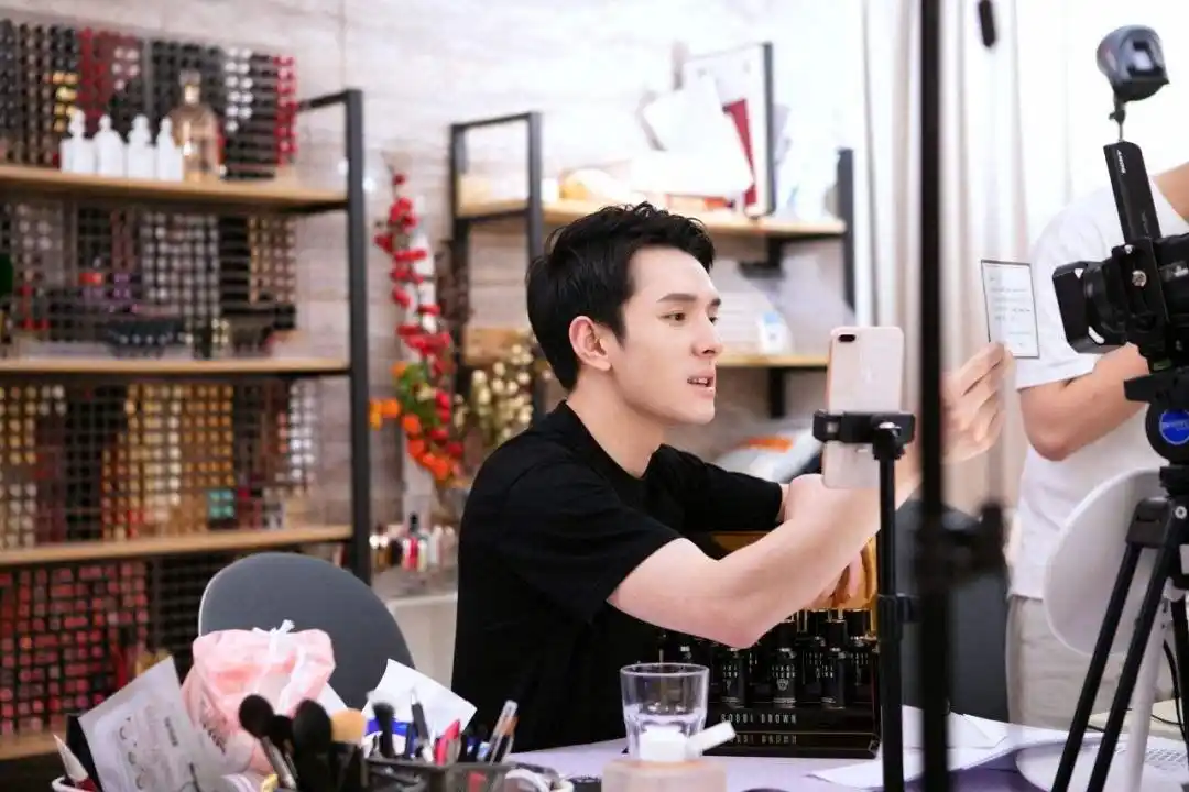 小红书带货一姐是谁_电商带货主播 李佳琦 口红一哥