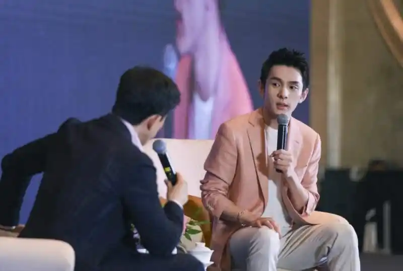 电商带货主播 李佳琦 口红一哥_小红书带货一姐是谁