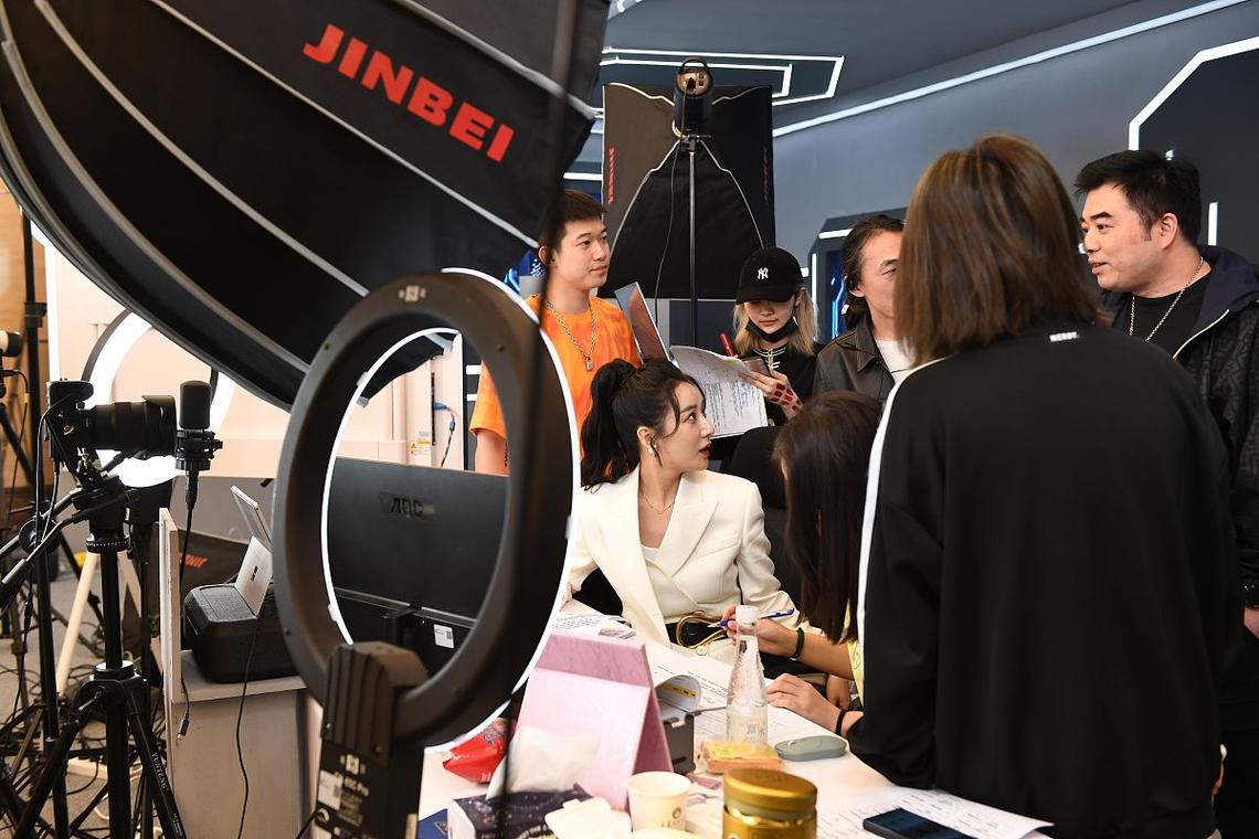 淘宝直播新趋势:安静分享生活,真实呈现手艺——从制鞋到点茶的慢直播