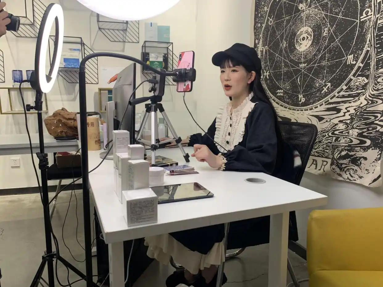 电商直播有多火？从李佳琦到薇娅，揭秘千亿市场的爆发真相