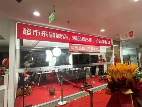 京东采销硬刚李佳琦！36岁新主播直降1500元，揭秘直播间价格真相