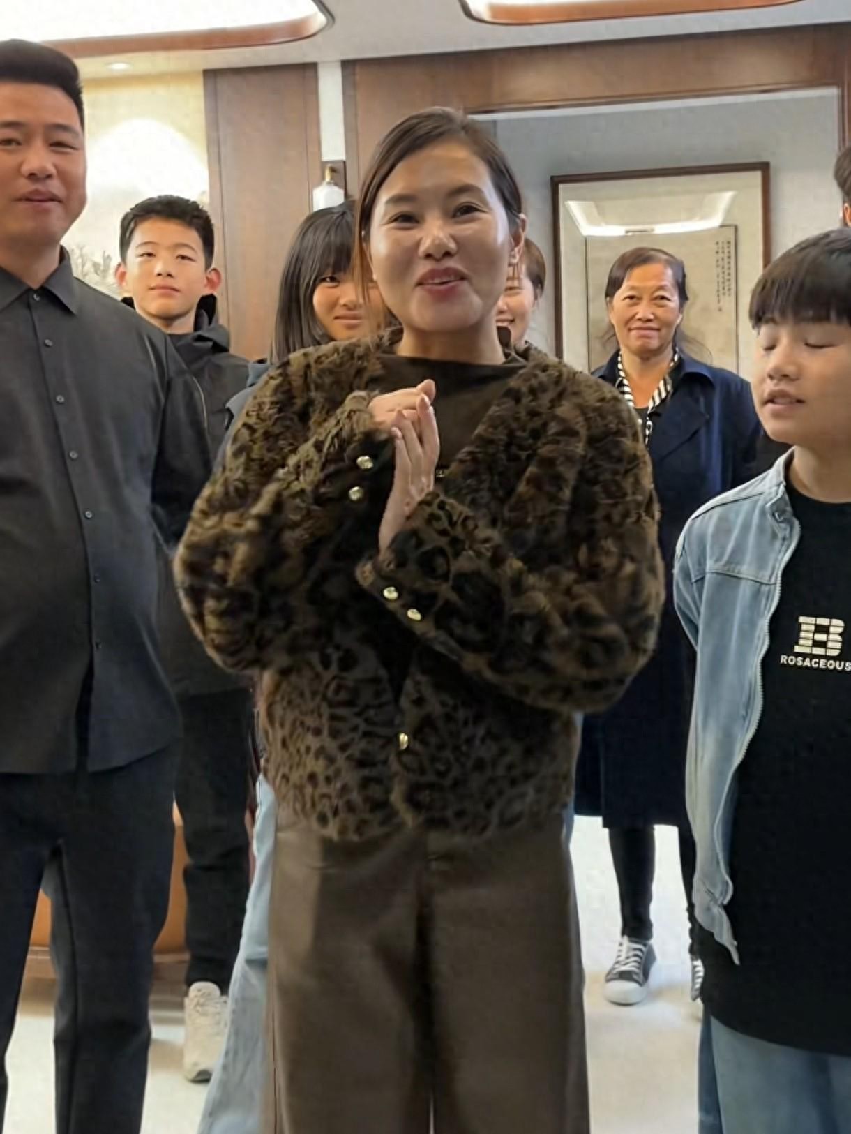 现金堆成山，姐妹不分账！杨妞花与桑英的感人故事：从被拐到逆袭，亲情比钱更重要