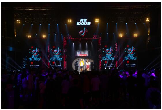 抖音iDOU之夜狂欢盛典：300位网红齐聚北京，年轻创意引爆全球潮流