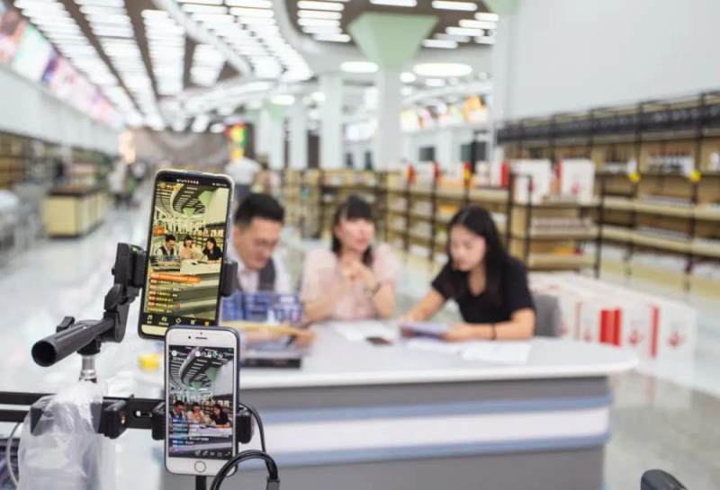 电商主播薪资暴跌70%！市场饱和竞争加剧，职业前景如何？