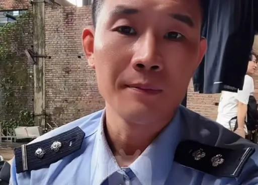 嘎子谢孟伟穿警服直播被封号！平台回应：违规必究，行政拘留7日