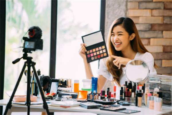 抖音里带货可以挣多少_抖音签约主播月收入_抖音带货主播收入